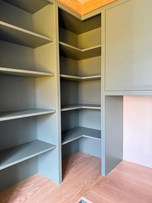 Adjustable corner shelving in a green fitted home office